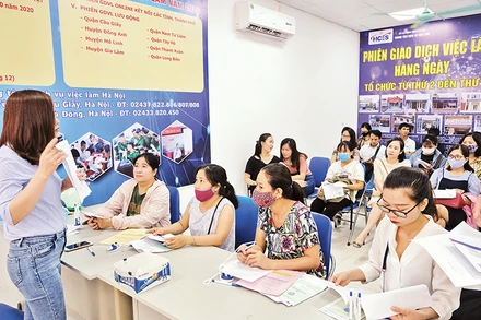 Người lao động tìm kiếm việc làm tại Trung tâm dịch vụ việc làm Hà Nội. (Ảnh QUANG VINH)
