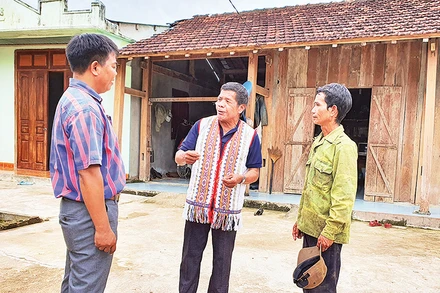 Già làng A Blong tuyên truyền người dân bảo tồn văn hóa Rơ Măm.