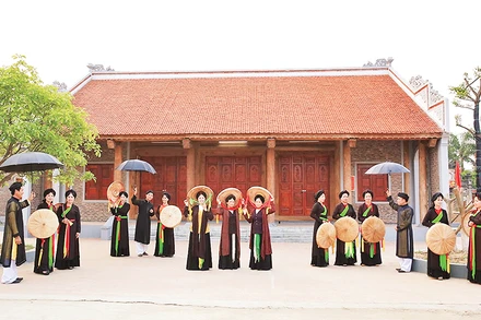 Các liền anh, liền chị làng Diềm bên ngôi nhà chứa quan họ mới.