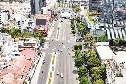 Dọc tuyến đường Lê Lợi thiếu cây xanh, cần một kiến trúc tổng thể về cảnh quan. (Ảnh THẾ ANH)