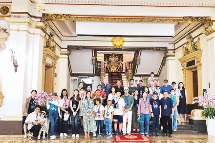 Du khách tham quan trụ sở Hội đồng nhân dân- Ủy ban nhân dân Thành phố Hồ Chí Minh vào dịp 30/4 vừa qua.