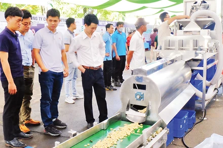 Trình diễn công nghệ chế biến hạt điều ở Bình Phước.