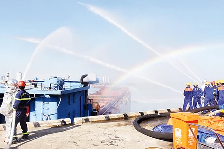 Diễn tập ứng phó sự cố tràn dầu thành phố Đà Nẵng năm 2022. (Ảnh Anh Đào)