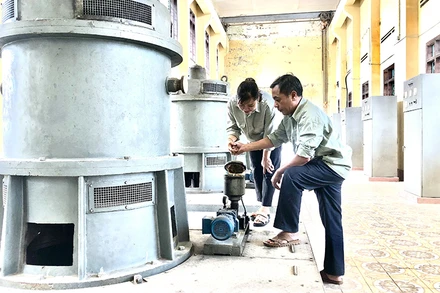 Công nhân trạm bơm Quế 2, huyện Kim Bảng (Hà Nam) kiểm tra máy móc trước khi vận hành.