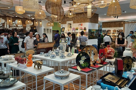 Các doanh nghiệp tham quan phòng trưng bày thuộc Trung tâm Xúc tiến thương mại và đầu tư thành phố. 