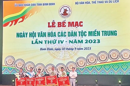 Ban tổ chức trao bằng khen tặng các cá nhân, tập thể đạt thành tích cao trong Ngày hội văn hóa các dân tộc miền trung lần thứ IV.