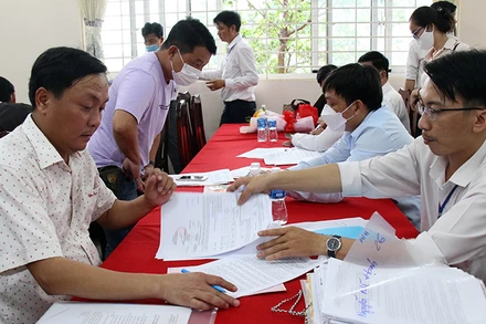 Ban Bồi thường giải phóng mặt bằng huyện Bình Chánh tổ chức chi trả bồi thường Dự án vành đai 3 cho các hộ dân. 