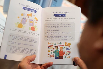 "Cẩm nang phòng chống tin giả, tin sai sự thật trên không gian mạng" trang bị thêm kiến thức cho người dùng. (Ảnh VÂN HẰNG)