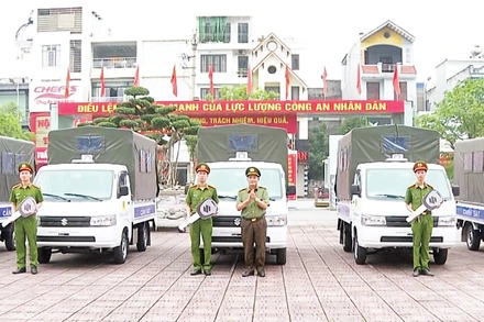 Công an tỉnh Thái Bình bàn giao xe cho lực lượng công an xã, thị trấn có địa bàn phức tạp.