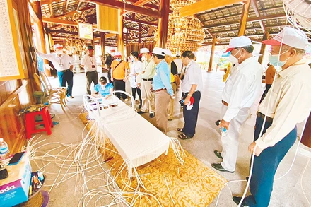 Du khách tham quan khu sản xuất hàng mỹ nghệ tại làng nghề Trường Sơn, Nha Trang. (Ảnh Phong Nguyên)