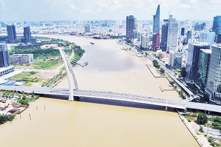 Cầu Ba Son - điểm nhấn kiến trúc nổi bật trên sông Sài Gòn, kết nối Quận 1 với thành phố Thủ Đức.