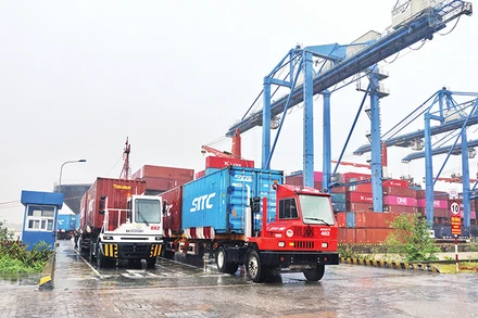 Vận chuyển hàng hóa xuất, nhập khẩu tại Cảng Cát Lái, thành phố Thủ Đức.