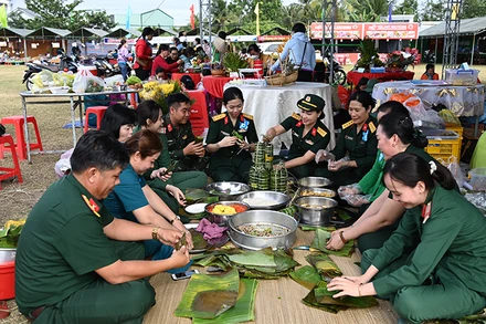 Cán bộ, chiến sĩ Bộ Chỉ huy Quân sự thành phố Cần Thơ gói bánh tét mừng Tết quân-dân năm 2023.