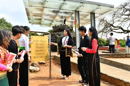 Đoàn viên, thanh niên các dân tộc tìm hiểu di tích lịch sử trên đồi A1. (Ảnh ĐĂNG KHOA)