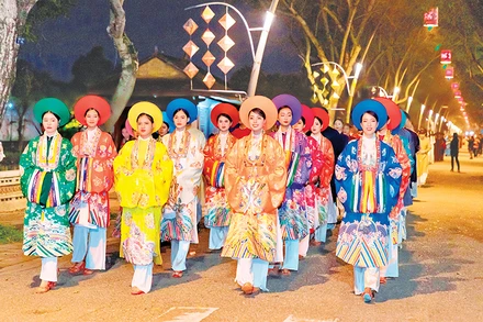 Quảng diễn áo dài tại phố đêm Hoàng thành Huế. 