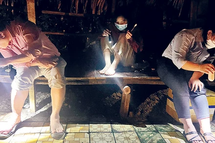 Các nhân viên y tế đưa đôi chân trần làm mồi “câu” muỗi.