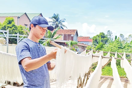 Chủ cơ sở sản xuất Kicafoods Nguyễn Ngọc Kiều kiểm tra chất lượng sản phẩm.