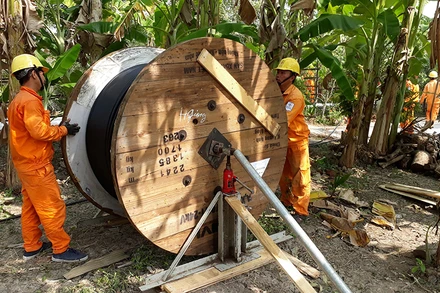 Điện lực Hậu Giang nỗ lực đưa điện lưới quốc gia về nông thôn.