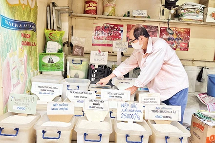 Tiểu thương lo lắng khi gạo tăng giá từng ngày. 