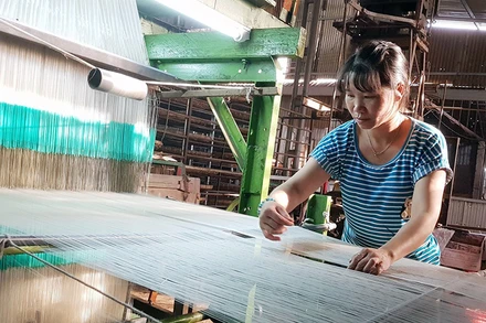 Nghề dệt lụa tơ tằm ở Lâm Đồng. (Ảnh MAI VĂN BẢO)