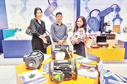 Một gian hàng giới thiệu sản phẩm ngành cơ khí, thiết bị điện và công nghệ số của doanh nghiệp Thành phố Hồ Chí Minh năm 2023.