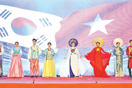 Trình diễn trang phục truyền thống Việt Nam, Hàn Quốc.