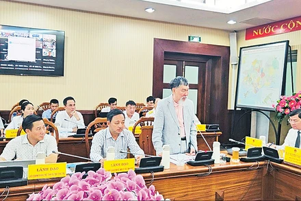 Ông Đỗ Đình Huế, Thành viên Hội đồng quản trị Công ty cổ phần Đầu tư Bất động sản Đông Dương phản ánh khó khăn với lãnh đạo tỉnh Bà Rịa-Vũng Tàu.