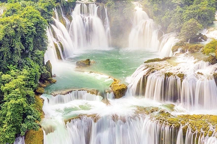 Dòng thác như dải lụa mềm vắt qua sườn núi. (Ảnh Đỗ Thành)