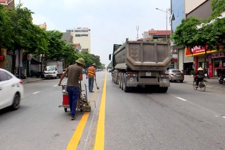 Lực lượng chức năng tỉnh Bắc Ninh kẻ vạch đường giao thông.