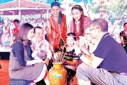 Du khách thưởng thức rượu cần của đồng bào M’Nông ở Đắk Nông.