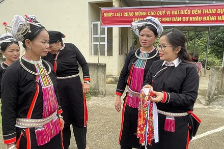 Phó Bí thư Thường trực Huyện ủy Pác Nặm Ma Thị Mận (đeo kính) dự Ngày hội đại đoàn kết tại khu dân cư thôn Khâu Đấng, xã Bộc Bố. (Ảnh Lường Loan)