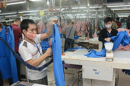 Hoàn thiện sản phẩm xuất khẩu tại Công ty cổ phần May Sơn Hà, thị xã Sơn Tây, Hà Nội. (Ảnh MINH HÀ)