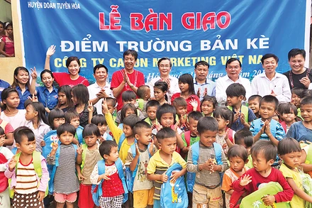 Lễ bàn giao điểm trường mầm non ở xã Bản Kè, huyện Tuyên Hóa, tỉnh Quảng Bình do Công ty cổ phần Lê Bảo Minh xây tặng.