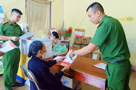 Công an huyện Đức Thọ (Hà Tĩnh) tuyên truyền cho người dân nâng cao ý thức cảnh giác với thủ đoạn của tội phạm lừa đảo chiếm đoạt tài sản qua mạng. (Ảnh NAM THẮNG)