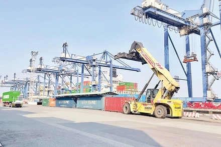 Vận chuyển hàng hóa nhập khẩu tại Cảng Cát Lái (thành phố Thủ Đức).