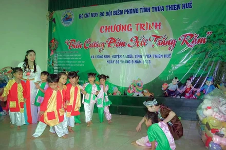 Đêm hội trăng rằm của các em nhỏ xã Đông Sơn, huyện A Lưới. (Ảnh VÕ TIẾN)