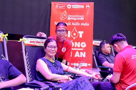 Người dân tham gia hiến máu tình nguyện tại Hành trình Đỏ năm 2023. (Ảnh: Gia Thắng)