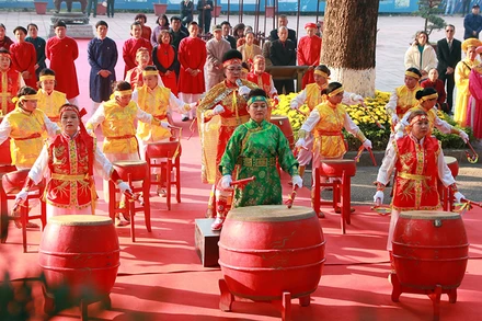 Hà Nội nỗ lực khai thác giá trị di sản để phát triển kinh tế-xã hội. (Trong ảnh: Biểu diễn trống hội tại Hoàng thành Thăng Long).