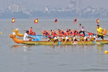 Các vận động viên tham gia Giải Bơi chải thuyền rồng Hà Nội mở rộng năm 2022 tại Hồ Tây. (Ảnh CHÍ DŨNG)