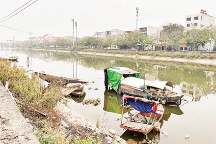 Đoạn sông Sặt chảy qua thành phố Hải Dương bị ô nhiễm nặng do phải tiếp nhận nhiều nguồn xả thải.
