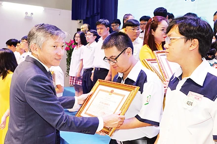 Đại diện Sở Giáo dục và Đào tạo Thành phố Hồ Chí Minh trao Bằng khen tặng học sinh giỏi năm học 2022-2023.