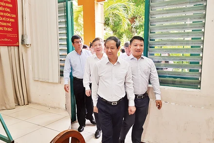 Lãnh đạo Bộ Giáo dục và Đào tạo thị sát tại điểm thi Trường trung học phổ thông Trưng Vương, Quận 1, Thành phố Hồ Chí Minh.