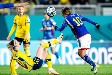 Tuyển nữ Thụy Điển (áo vàng) thể hiện sức mạnh khi thắng Nhật Bản ở vòng tứ kết.