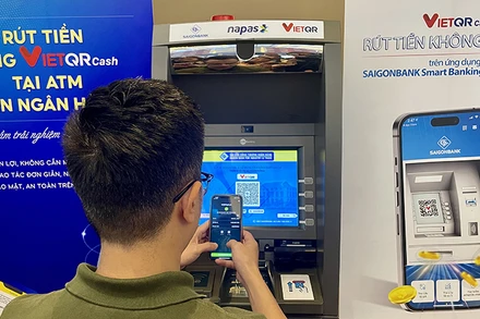 Nhằm gia tăng tiện ích, nhiều ngân hàng ứng dụng công nghệ rút tiền tại ATM bằng mã QR thay thế thẻ vật lý.