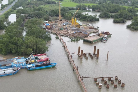 Thi công cầu Nhơn Trạch thuộc dự án Vành đai 3 Thành phố Hồ Chí Minh, đoạn qua địa bàn tỉnh Đồng Nai. (Ảnh THIÊN VƯƠNG)