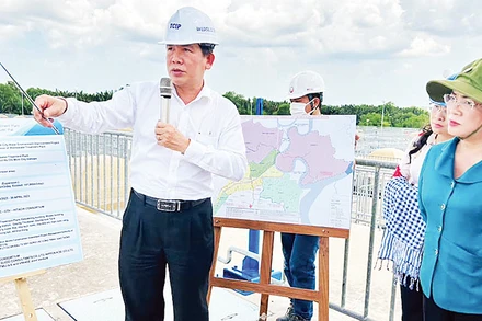 Ủy ban Mặt trận Tổ quốc Thành phố Hồ Chí Minh cùng đại diện các sở, ngành, địa phương và các chuyên gia giám sát tình hình đầu tư công đối với các dự án hạ tầng trọng điểm của thành phố.