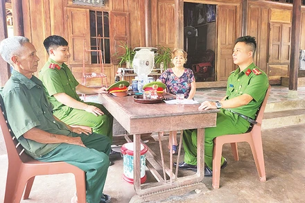 Công an xã Kim Sơn 2 luôn bám dân, bám cơ sở, tích cực lắng nghe tâm tư, nguyện vọng của nhân dân.