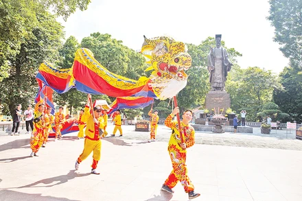 Màn múa rồng sôi nổi, đặc sắc tại Festival Thu Hà Nội 2023.
