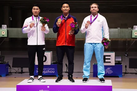 VĐV Phạm Quang Huy (ở giữa) đoạt HCV nội dung 10m súng ngắn hơi nam tại ASIAD 19.