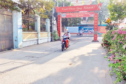 Đường giao thông nông thôn xanh-sạch-đẹp tại xã Vân Canh, huyện Hoài Đức. (Ảnh KIM NHUỆ)